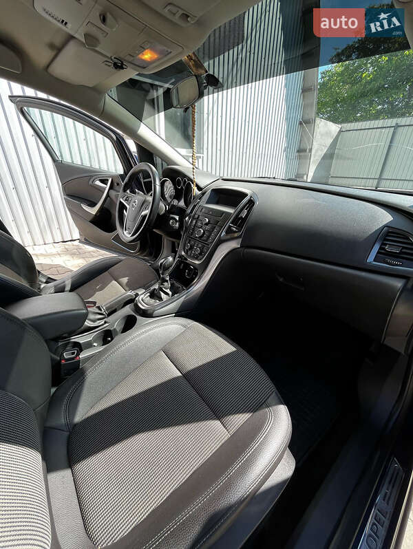 Универсал Opel Astra 2012 в Косове