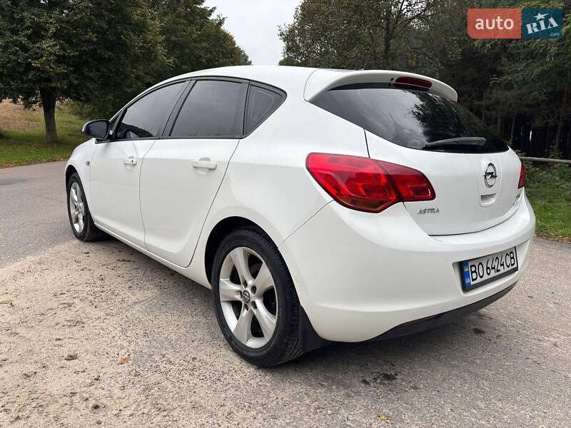 Хэтчбек Opel Astra 2010 в Жовкве