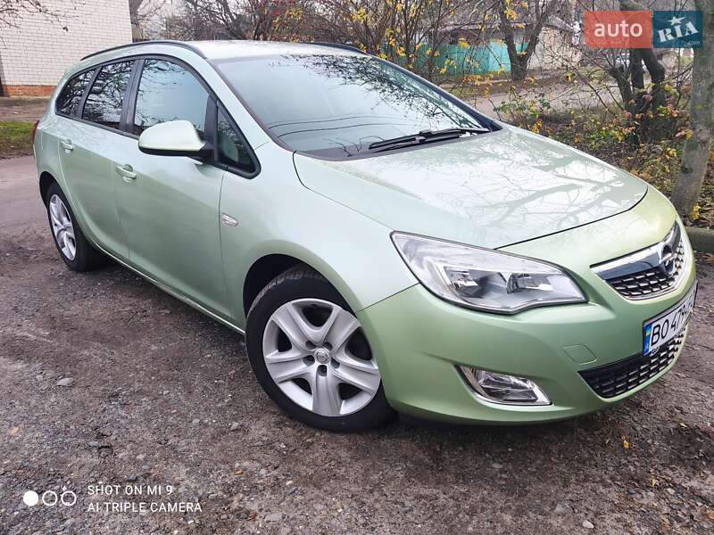 Універсал Opel Astra 2011 в Харкові