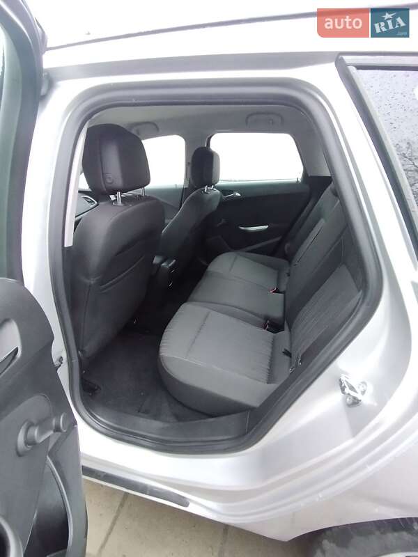 Універсал Opel Astra 2011 в Луцьку