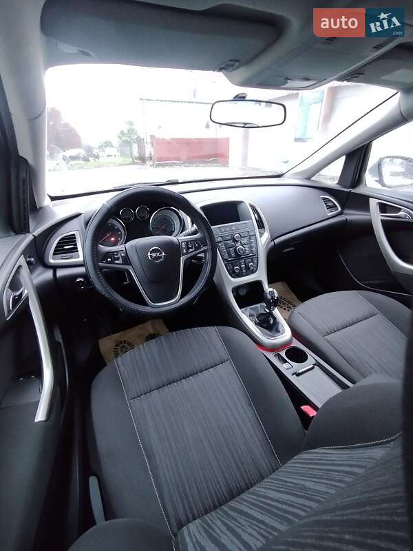 Універсал Opel Astra 2011 в Луцьку