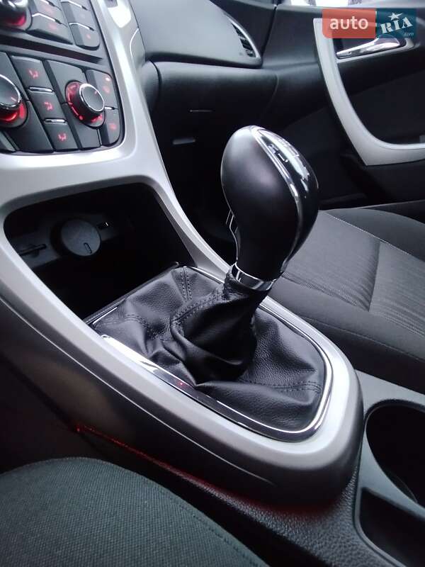 Універсал Opel Astra 2011 в Луцьку