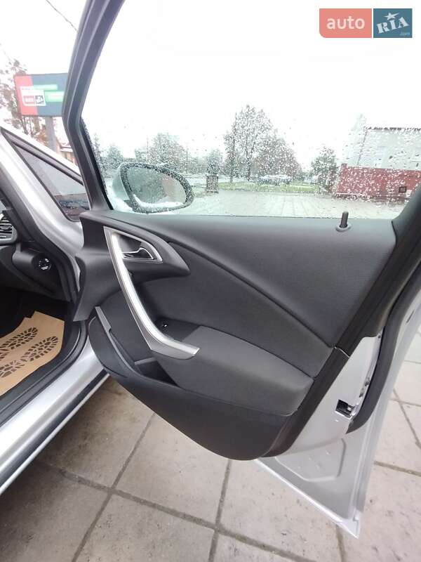 Універсал Opel Astra 2011 в Луцьку