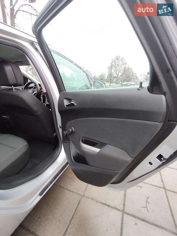 Універсал Opel Astra 2011 в Луцьку