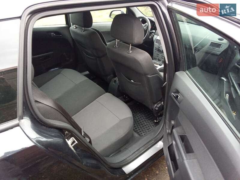 Универсал Opel Astra 2012 в Львове