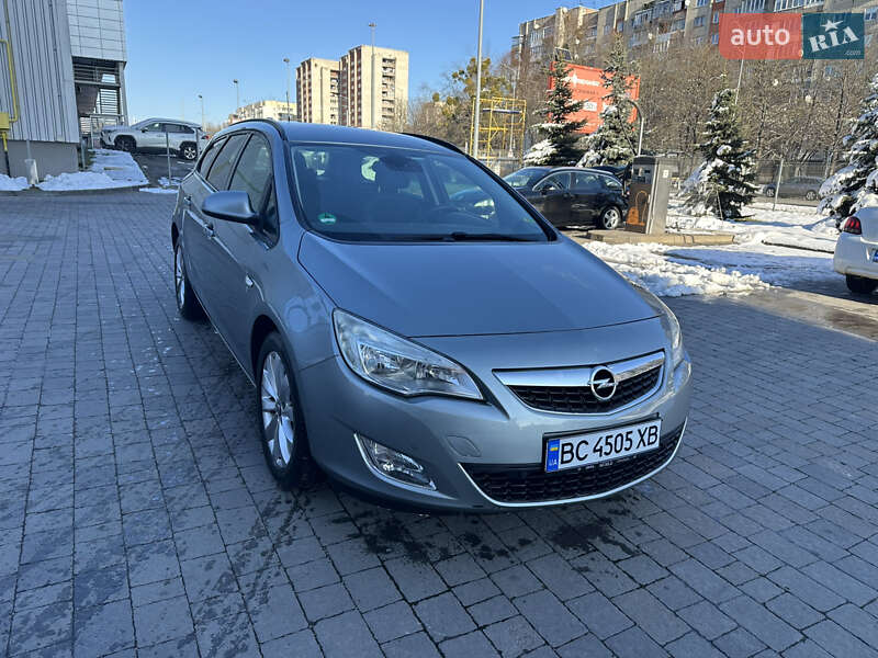 Універсал Opel Astra 2012 в Львові