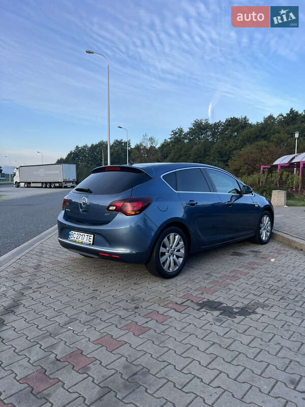 Хэтчбек Opel Astra 2015 в Львове