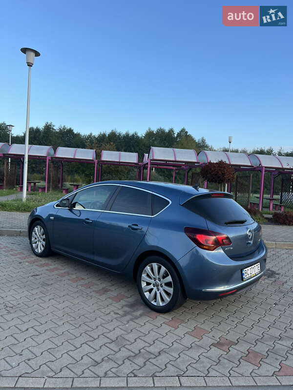 Хэтчбек Opel Astra 2015 в Львове