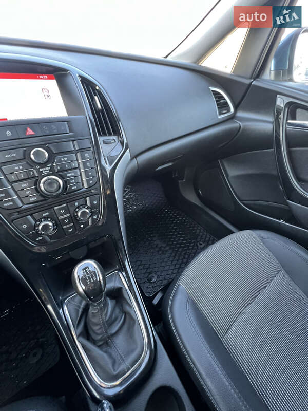 Хэтчбек Opel Astra 2015 в Львове