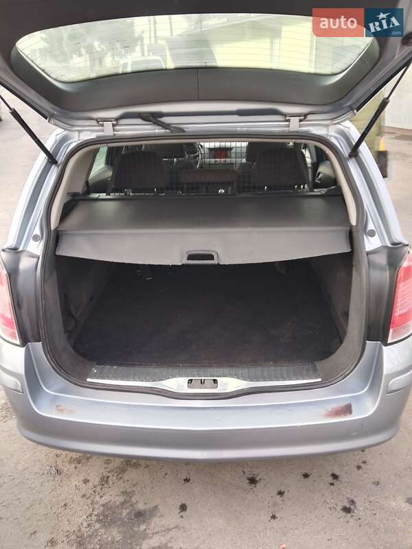 Универсал Opel Astra 2005 в Тростянце