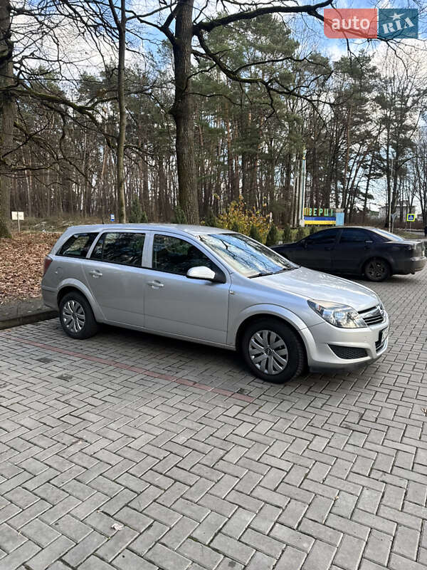 Універсал Opel Astra 2009 в Луцьку