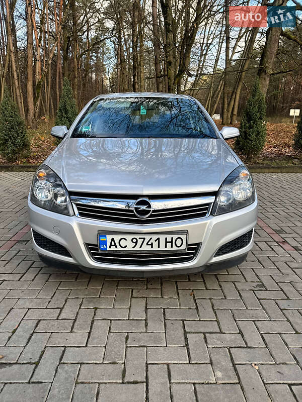 Універсал Opel Astra 2009 в Луцьку