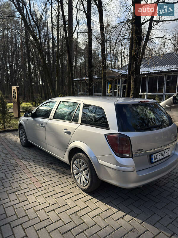 Універсал Opel Astra 2009 в Луцьку