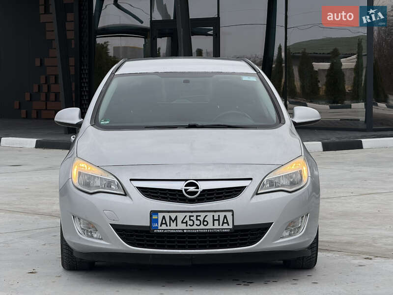 Универсал Opel Astra 2012 в Звягеле