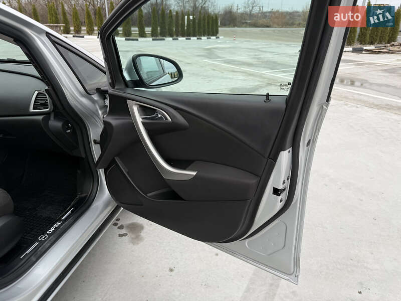 Универсал Opel Astra 2012 в Звягеле