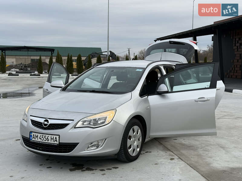 Универсал Opel Astra 2012 в Звягеле