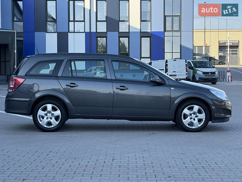 Универсал Opel Astra 2010 в Ровно