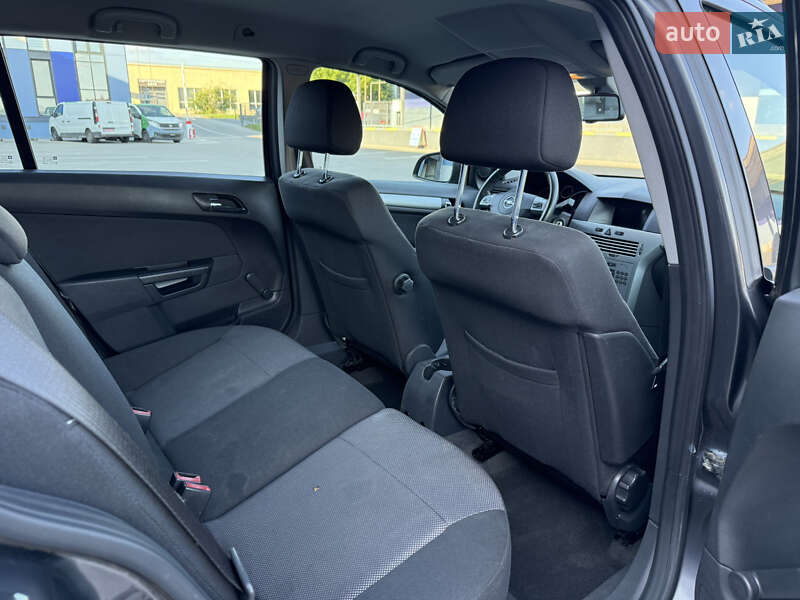 Универсал Opel Astra 2010 в Ровно