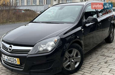 Універсал Opel Astra 2010 в Тернополі
