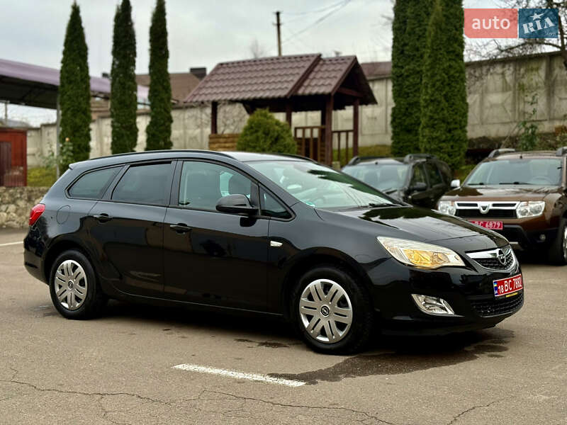 Універсал Opel Astra 2011 в Рівному