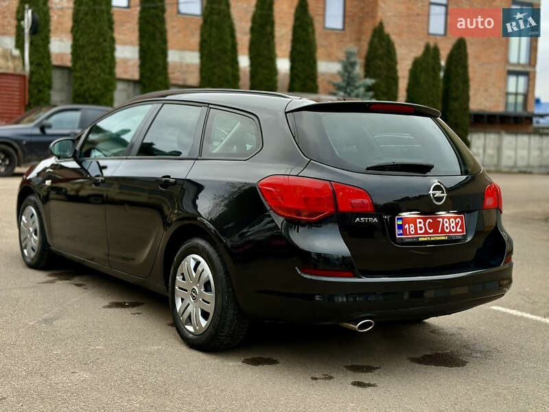 Універсал Opel Astra 2011 в Рівному