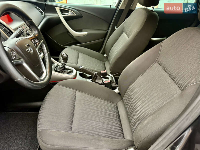 Універсал Opel Astra 2011 в Рівному