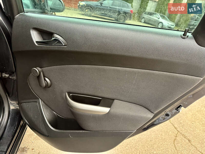 Універсал Opel Astra 2011 в Рівному