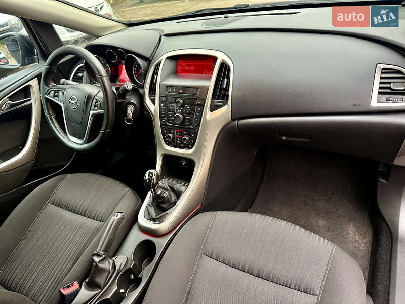 Універсал Opel Astra 2011 в Рівному