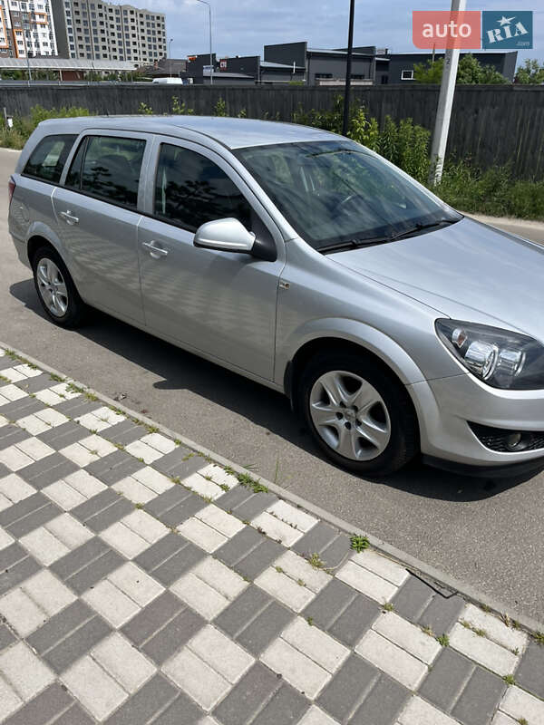 Универсал Opel Astra 2011 в Крюковщине