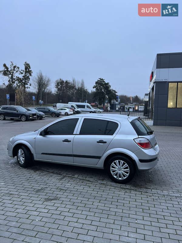Хэтчбек Opel Astra 2006 в Ровно