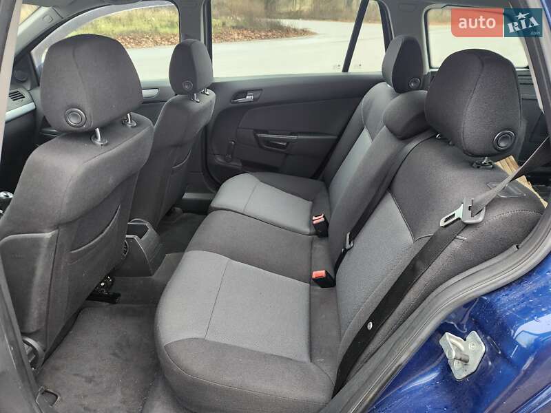 Универсал Opel Astra 2006 в Полтаве