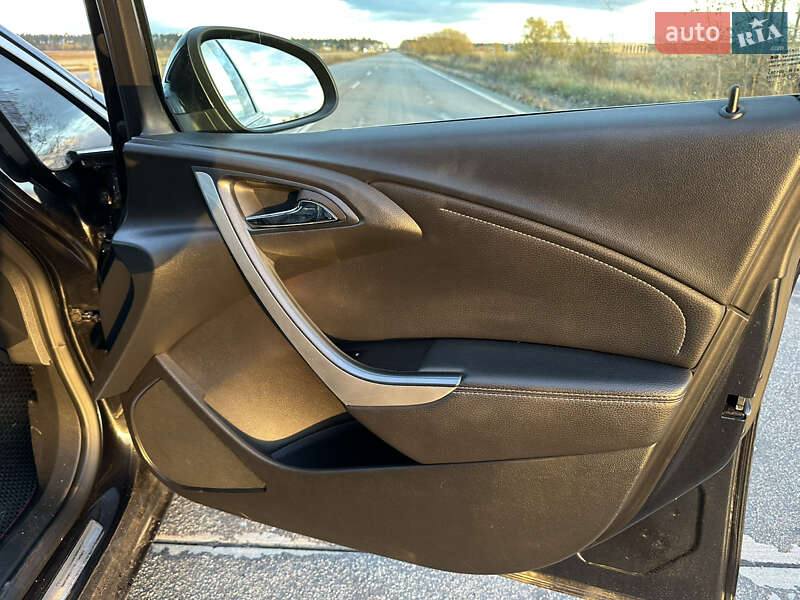 Універсал Opel Astra 2013 в Житомирі