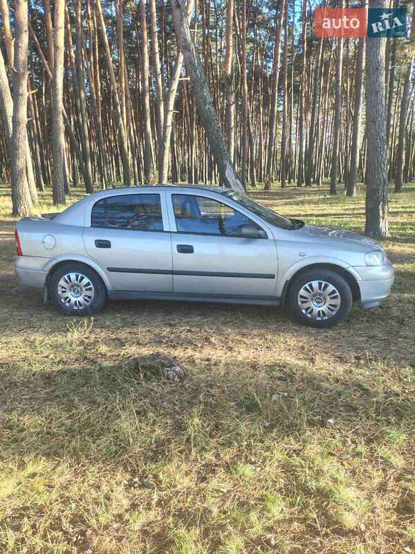 Седан Opel Astra 2005 в Сумах