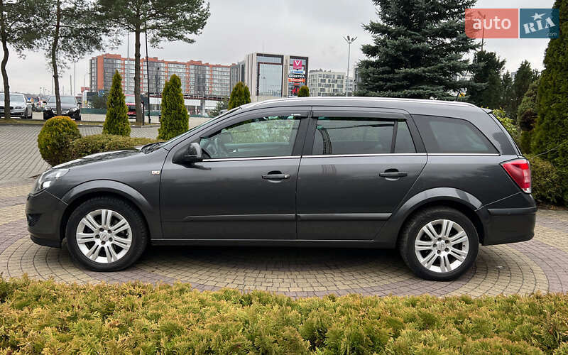 Універсал Opel Astra 2010 в Львові