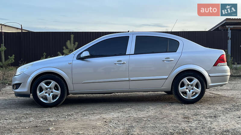 Седан Opel Astra 2008 в Ужгороде