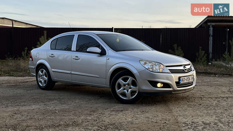 Седан Opel Astra 2008 в Ужгороде