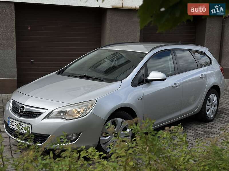 Універсал Opel Astra 2011 в Івано-Франківську