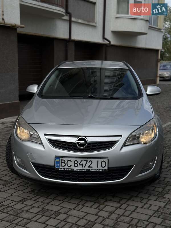 Універсал Opel Astra 2011 в Івано-Франківську