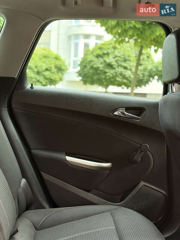 Універсал Opel Astra 2011 в Івано-Франківську