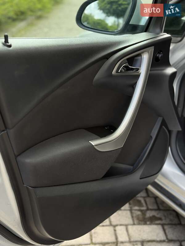 Універсал Opel Astra 2011 в Івано-Франківську