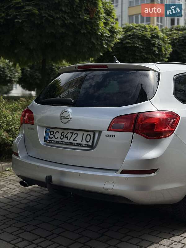 Універсал Opel Astra 2011 в Івано-Франківську