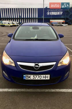 Универсал Opel Astra 2011 в Ровно