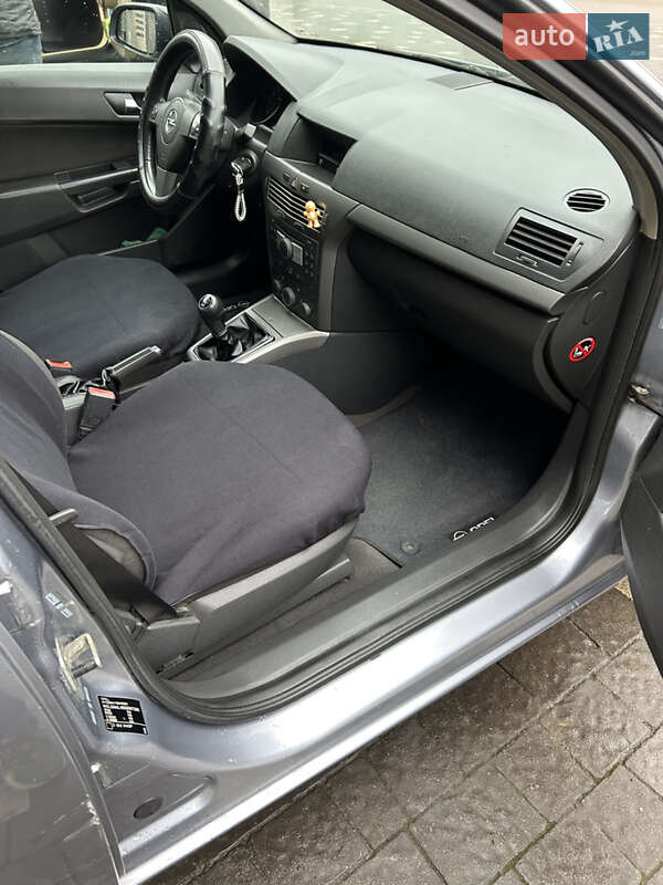 Хетчбек Opel Astra 2004 в Ужгороді
