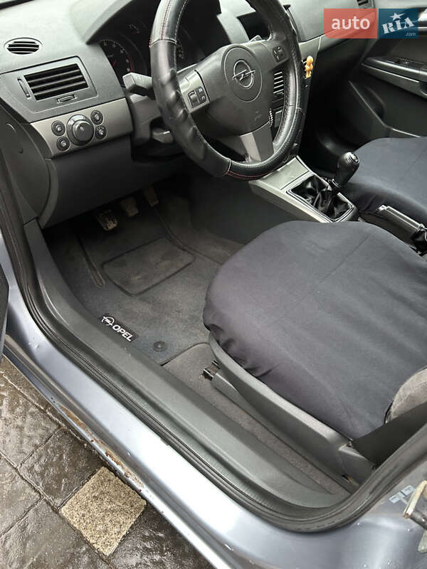 Хетчбек Opel Astra 2004 в Ужгороді