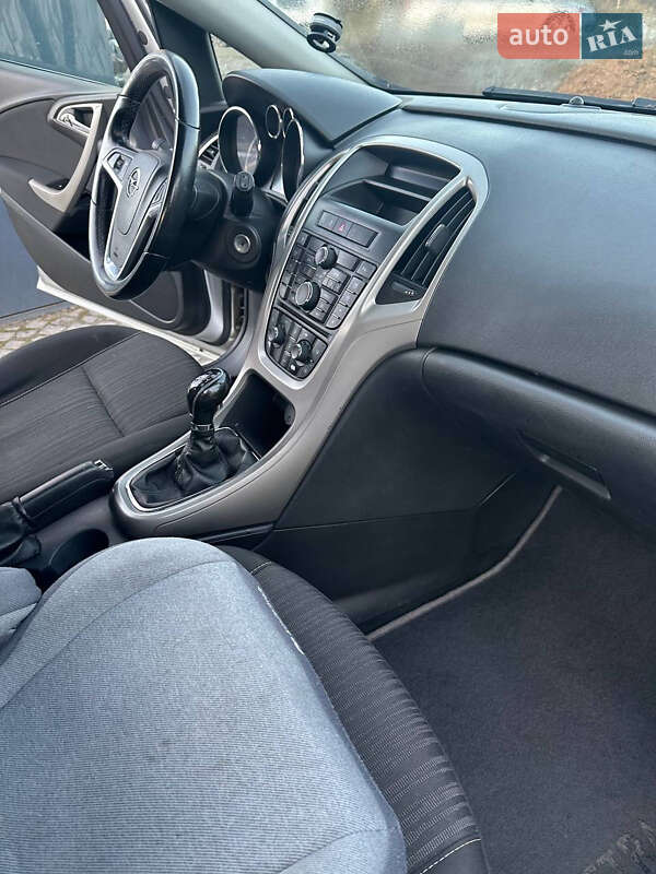 Универсал Opel Astra 2012 в Львове