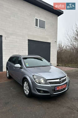 Универсал Opel Astra 2010 в Хороле