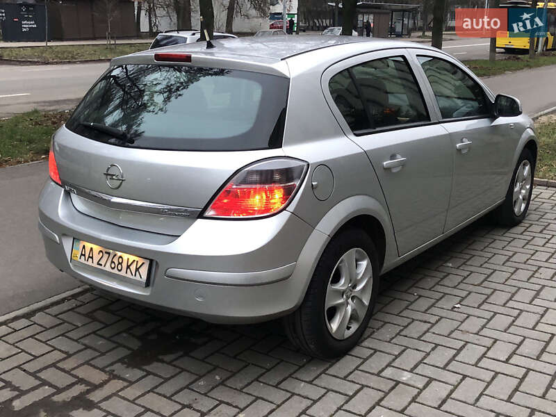 Хэтчбек Opel Astra 2013 в Киеве