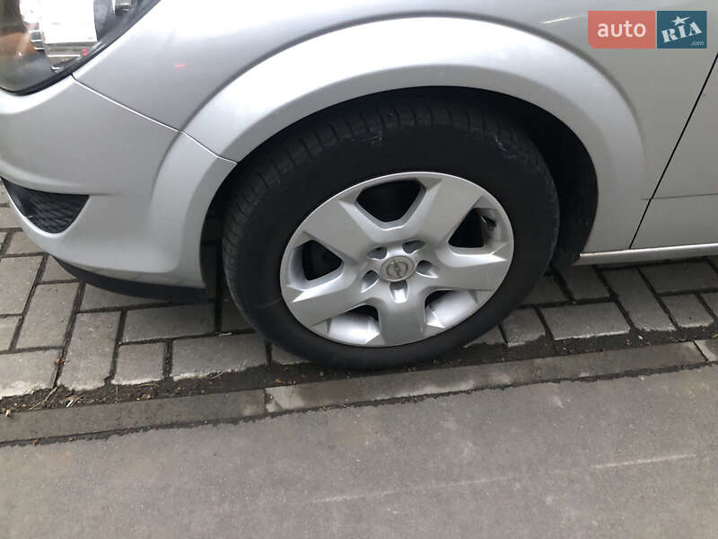 Хэтчбек Opel Astra 2013 в Киеве