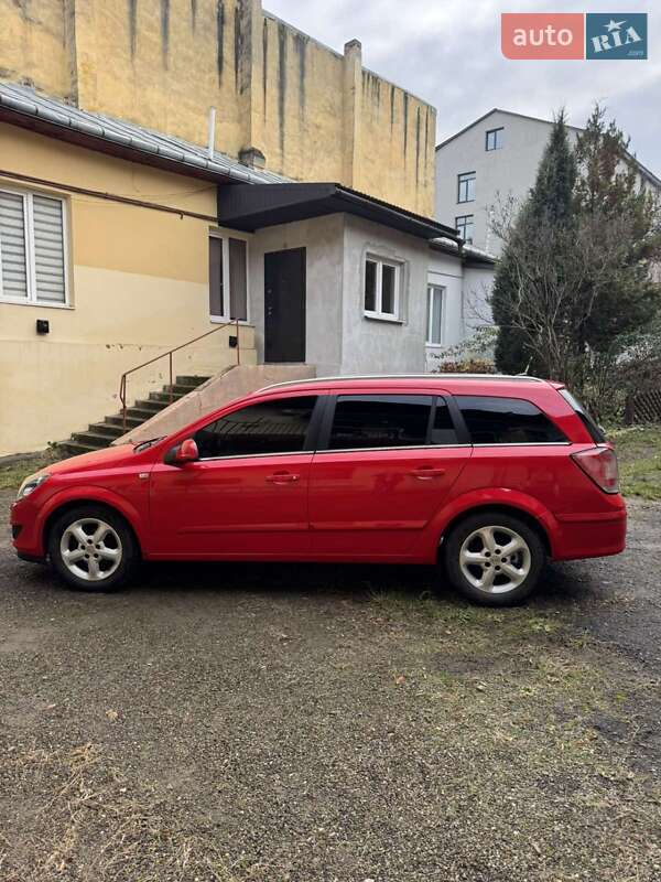 Універсал Opel Astra 2010 в Чернівцях