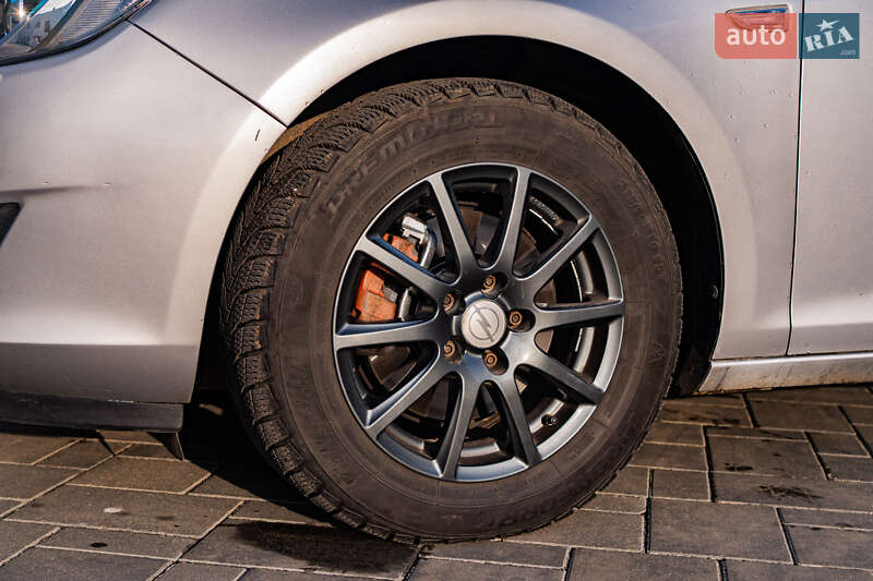 Універсал Opel Astra 2012 в Луцьку